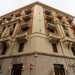 Dallaltra invece si innalza possente la facciata neoclassica con massicci pilastri bianchi di una delle palazzine De Bellis, realizzate nel 1931 dallarchitetto Guido Fiorini e dallingegnere Vincenzo Chiaia